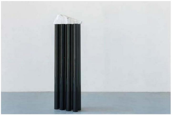 Atlantide, 2014, film vinyle, polystyrène, 147 x 46 x 17 cm, Courtesy Xpo Gallery, crédit image : Vinciane Verguethen