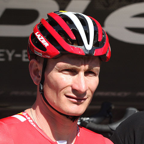 André Greipel remporte sa deuxième étape sur le Tour de France 2015. 8e victoire sur la grande boucle pour Greipel Photo « DM2015 Strasse IMG 5829 » par Kuebi=Armin Kübelbeck — Travail personnel. Sous licence CC BY-SA 3.0 via Wikimedia Commons.