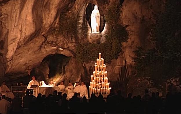 L'évêque de Tarbes Lourdes a choisi l'un des hauts lieux de la chrétienté pour demander l'accueil des réfugiés. Photo capture d'écran Youtube/TV Lourdes