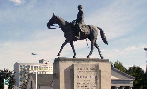 Ferdinand Foch, maréchal de France, de Grande-Bretagne et de Pologne, né le 2 octobre 1851 à Tarbes et mort en 1929 à Paris, est un officier général français. Il fut le commandant-en-chef des forces alliées sur le front de l'Ouest pendant la Première Guerre mondiale. Photo T7