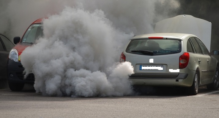 Depuis le 29 d&eacute;cembre dernier, l'air est pollu&eacute; aux particules fines &agrave; Tarbes. L'Observatoire de l'Air lance une nouvelle alerte. Les pouvoirs publics n'ont toujours pas pris des mesures astreignantes &agrave; l'&eacute;gard des automobilistes.  Malgr&eacute; les &eacute;missions de particules fines sur l'autoroute, les routes d&eacute;partementales et nationales, dans les rues de Tarbes ou Lourdes, nulle mesure n'a &eacute;t&eacute; prise au 9e jour de pollution sur le d&eacute;partement des Hautes-Pyr&eacute;n&eacute;es.  inertie coupable  Ainsi les habitants des Hautes Pyr&eacute;n&eacute;es et de Tarbes vont encore subir une journ&eacute;e de pollution ce vendredi. Malgr&eacute; les alertes et pr&eacute;conisations lanc&eacute;es par l'Organisation Mondiale de la Sant&eacute;. Cette nouvelle alerte lanc&eacute;e par l'Observatoire de l'Air ORAMIP concerne les villes de Tarbes, Lourdes et tout le d&eacute;partement ce vendredi : les niveaux de concentrations en particules en suspension (PM10) seront une nouvelle fois sup&eacute;rieure &agrave; 50 microgrammes par m&egrave;tre cube (&micro;g/m3).  Cet &eacute;pisode de pollution, d&eacute;but&eacute; le 29 d&eacute;cembre 2016, est d&ucirc; &agrave; la conjonction de plusieurs facteurs expliquent les sp&eacute;cialistes : des &eacute;missions locales de particules importantes, des conditions m&eacute;t&eacute;orologiques particuli&egrave;rement stables qui ne favorisent pas la dispersion et enfin le relief du territoire qui confine les polluants dans les vall&eacute;es.