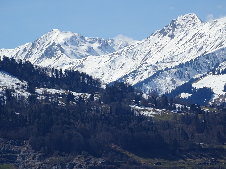 Deux départements des Pyrénées sont placés en vigilance jaune pour risque avalanche ce mardi. Sont concernés : les départements des Pyrénées Atlantiques et des Hautes Pyrénées. Sur une échelle de 1 à 5, le risque est actuellement de 2 ou 3. La plus grande vigilance est donc de mise pour le ski hors piste ou le ski de randonnée. La neige est désormais humide est des départs de plaque sont possible sur tous les versants nord sud est ouest des massifs : Vignemale ou Néouvielle. Le risque est plus élevé au dessus des 2400 mètres d'altitude. 