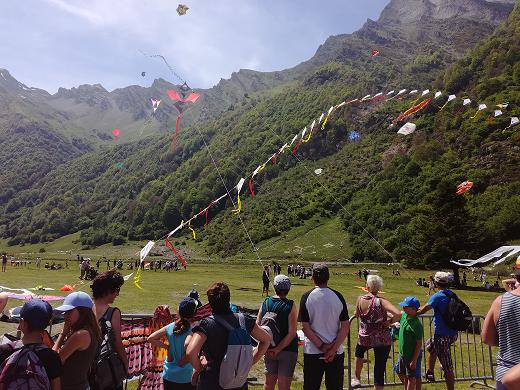Le lac d'Estaing. la foule ce week end pour admirer les Cerf Volants